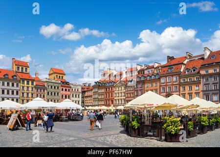 Warsaw Old Town (Stare Miasto). Cafes and restaurants in Old Town Square (Rynek Starego Miasta), Warsaw, Poland Stock Photo