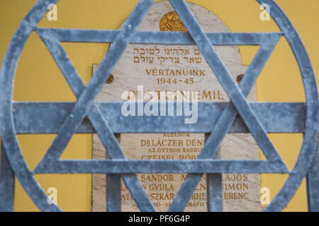 Budapest, Hungary. 14th August, 2018. A memorial stone seen through a Star of David outside the Great Synagogue, or Dohány Street Synagogue. Stock Photo