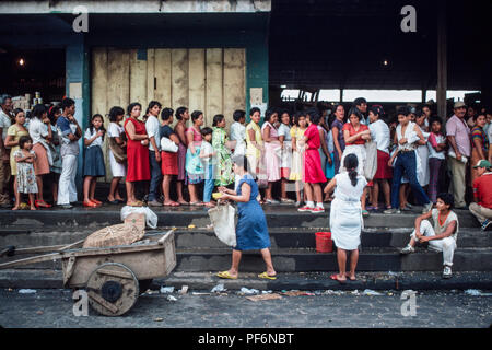 Managua, Nicaragua, June 1986. People queuing to receive  food coupons, Mercado Roberto Huembes market. Stock Photo