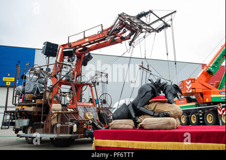 Leeuwarden, The Netherlands, 19th August, 2018. The world-famous production of Royal de Luxe makes its Dutch premiere in the European Capital of Culture. Over the course of three days, these towering giants walk the streets of Leeuwarden and provide an unforgettable experience with their 'Big Skate in the Ice' show. Royal de Luxe is an extraordinary street theatre company. The company flies around the world with their impressive Giants, puppets several meters high and taller than the buildings around them. Credit: Ricardo Hernandez/Alamy Live News Stock Photo