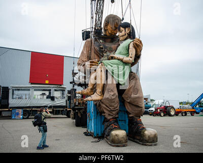 Leeuwarden, The Netherlands, 19th August, 2018. The world-famous production of Royal de Luxe makes its Dutch premiere in the European Capital of Culture. Over the course of three days, these towering giants walk the streets of Leeuwarden and provide an unforgettable experience with their 'Big Skate in the Ice' show. Royal de Luxe is an extraordinary street theatre company. The company flies around the world with their impressive Giants, puppets several meters high and taller than the buildings around them. Credit: Ricardo Hernandez/Alamy Live News Stock Photo