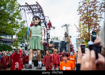 Leeuwarden, The Netherlands, 19th August, 2018. The world-famous production of Royal de Luxe makes its Dutch premiere in the European Capital of Culture. Over the course of three days, these towering giants walk the streets of Leeuwarden and provide an unforgettable experience with their 'Big Skate in the Ice' show. Royal de Luxe is an extraordinary street theatre company. The company flies around the world with their impressive Giants, puppets several meters high and taller than the buildings around them. Credit: Ricardo Hernandez/Alamy Live News Stock Photo