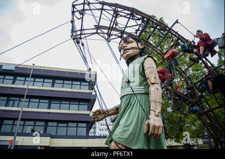 Leeuwarden, The Netherlands, 19th August, 2018. The world-famous production of Royal de Luxe makes its Dutch premiere in the European Capital of Culture. Over the course of three days, these towering giants walk the streets of Leeuwarden and provide an unforgettable experience with their 'Big Skate in the Ice' show. Royal de Luxe is an extraordinary street theatre company. The company flies around the world with their impressive Giants, puppets several meters high and taller than the buildings around them. Credit: Ricardo Hernandez/Alamy Live News Stock Photo