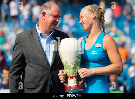 August 19, 2018 - Kiki Bertens of the Netherlands with the winners trophy of the 2018 Western & Southern Open WTA Premier 5 tennis tournament. Cincinnati, Ohio, USA. August 19th 2018. Credit: AFP7/ZUMA Wire/Alamy Live News Stock Photo