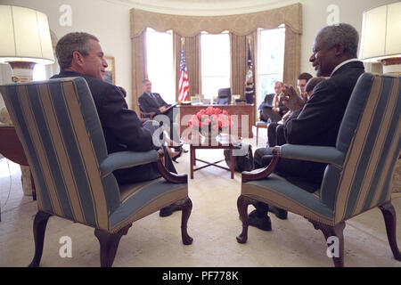 London, UK. 18th Aug, 2018. Former United Nations Secretary-General Kofi Annan, the first black African to lead the United Nations, has died at age 80. PICTURED: November 28, 2001 - Washington, District of Columbia, U.S. - United States President GEORGE W. BUSH meets with United Nations (UN) Secretary General KOFI ANNAN and senior staff in the Oval Office of the White House. Credit: Eric Draper/White House/CNP/ZUMA Wire/Alamy Live News Stock Photo