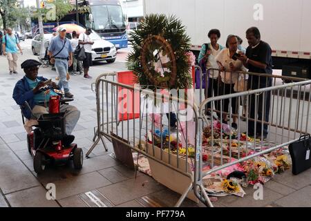 New York City, New York, USA. 20th Aug, 2018. Fans continue to gathered to pay their respect to the Queen of Soul, ARETHA FRANKLIN, 76, following her death at her Detroit, Michigan home on Thursday, 16 August, 2018, after battling pancreatic cancer. The sidewalk memorial under the famed Apollo Theater marquee is now behind protective barricades. The late entertainer's funeral will take place on 31 August, 2018 in her home town at the Greater Grace Temple. Credit: G. Ronald Lopez/ZUMA Wire/Alamy Live News Stock Photo