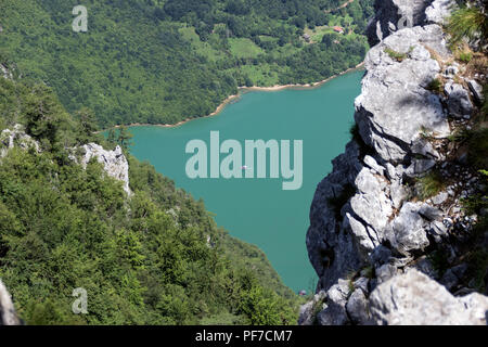 TARA National Park, Western Serbia - Boat on Lake Perucac, viewed from the height of the Tara Mountain Stock Photo