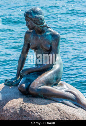 Little Mermaid Statue, Den lille Havfrue, Langelinie promenade, Copenhagen, Zealand, Denmark, Europe.