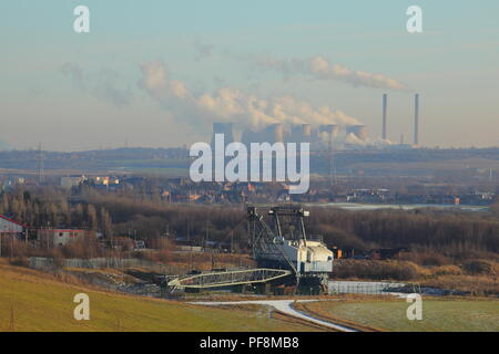 Ruston Bucyrus BE1150 Walking Dragline sits on the entrance to RSPB St Aidan's while Ferrybridge Cooling Towers are used as a backdrop for this photo. Stock Photo