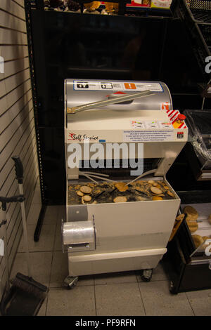 Sliced Bread in Cutting Machine / Industrial Bread Slicer in Supermarket  with Bread Crumbs. Ready to Use Stock Photo - Alamy