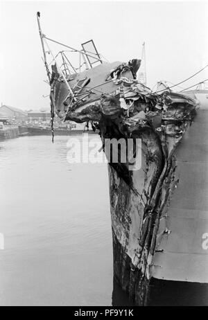 AJAXNETPHOTO. 13TH NOVEMBER, 1975. PORTSMOUTH, ENGLAND. -  BOW OF THE GP LEANDER CLASS FRIGATE HMS ACHILLES (2500 TONS). THE FRIGATE COLLIDED WITH LIBERIAN OIL TANKER OLYMPIC ALLIANCE 1 MILES S.E. OF DOVER NEAR VARNE LIGHTSHIP ON NIGHT OF 12/13 NOV 1975. THREE CREWMEN ON ACHILLES WERE INJURED. PHOTO:JONATHAN EASTLAND/AJAX REF:751311 2 Stock Photo