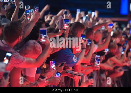 Dresden, Germany. 20th Aug, 2018. Fans film and photograph the arrival of the Italian actor Terence Hill on the occasion of the German premiere of his film 'Mein Name ist Somebody - Zwei Fäuste kekehren zurück' with smartphones. Hill also directed and wrote the tragicomedy. Credit: Sebastian Kahnert/dpa-Zentralbild/dpa/Alamy Live News Stock Photo