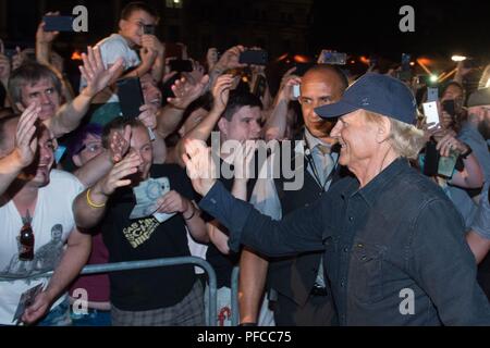 Dresden, Germany. 20th Aug, 2018. The Italian actor Terence Hill comes to the German premiere of his film 'Mein Name ist Somebody - Zwei Fäuste kekehren zurück' and waves to the fans. Hill also directed and wrote the tragicomedy. Credit: Sebastian Kahnert/dpa-Zentralbild/dpa/Alamy Live News Stock Photo