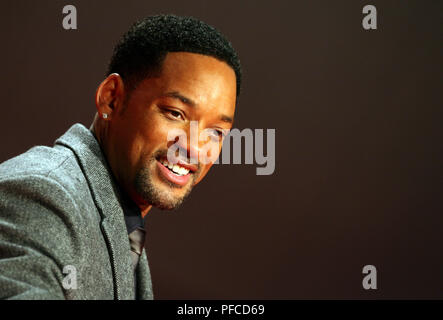 Berlin, Germany. 07th Jan, 2008. US actor Will Smith reacts to the fans as he arrives for the Germany premiere of his new film 'I Am Legend' in Berlin, Germany, 07 January 2008. The Science-Fiction-Thriller, starring Smith as the only survivor of a global epdemic who roams a deserted New York and has to fight zombies in the night, is in German cinemas from 10th January onwards. Credit: Rainer Jensen | usage worldwide/dpa/Alamy Live News Stock Photo