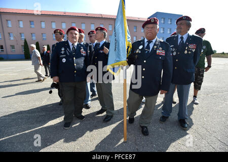 Holesov, Czech Republic. 21st Aug, 2018. A meeting of members of 7th Parachute Regiment of Special Purpose, who in August 1968 refused to hand over their barracks to soldiers of the Warsaw Pact - Soviet Guardian Tank Battalion, took place in Holesov, Czech Republic, on August 21, 2018. It was a very rare act at the time. Credit: Dalibor Gluck/CTK Photo/Alamy Live News Stock Photo