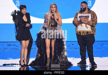 (left to right) Cardi B, Jennifer Lopez and DJ Khaled ccept the Best Collaboration award on stage at the 2018 MTV Video Music Awards held at Radio City Music Hall in Los Angeles, USA. Picture date: Monday August 20, 2018. See PA Story SHOWBIZ VMAs. Photo credit should read: PA/PA Wire on stage at the 2018 MTV Video Music Awards held at The Forum in Los Angeles, USA. Picture date: Monday August 20, 2018. See PA Story SHOWBIZ VMAs. Photo credit should read: PA/PA Wire Stock Photo
