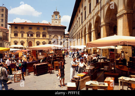 Italy, Tuscany, Arezzo, the Mercato dell'Antiquariato on Piazza Grande, antiques market in town square. Stock Photo