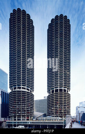 USA, Illinois, Chicago, Marina City's twin towers, designed by Bertrand Goldberg Associates and opened in 1967, paying symbolic tribute to the Midwest's farming economy - they look like giant corncobs. Stock Photo