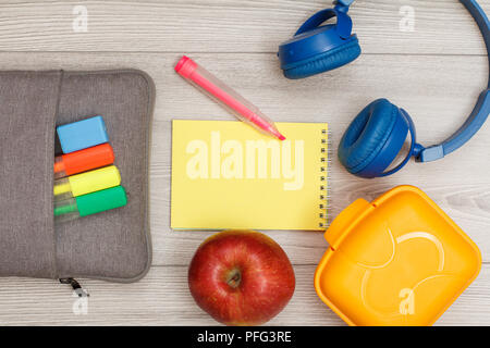 schoolboy lunch box with thermos on wooden background.apple,tangerine, sandwich in lunchbox and water bottle 14208726 Stock Photo at Vecteezy