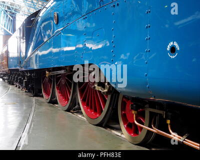 Driving wheels and coupling side rods of the London and North Eastern Railway steam locomotive Mallard 4468 Stock Photo