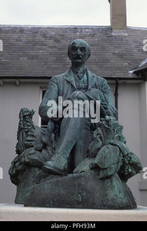 England, Dorset, Dorchester, statue of the writer Thomas Hardy Stock Photo