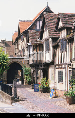 England, Warwickshire, Warwick, a row of medieval guild buildings that form Lord Leycester hospital, that is now a home for ex-sevicemen. Stock Photo