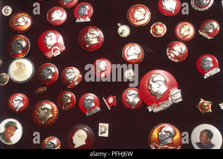 China, Beijing, Liulichang Jie, selection of 1960s lapel badges depicting Mao Zedong in a shop's memorabilia display. Stock Photo