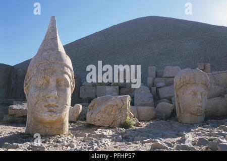Turkey, Eastern Anatolia, Mount Nemrut (Nemrut Dagi), East Terrace, colossal stone head of King Antiochus standing near tumbled head of Tyche Stock Photo