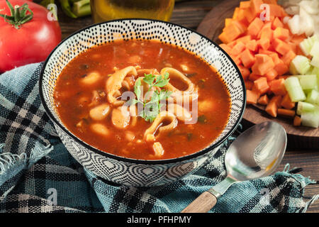 contenitori in vetro con fagioli, pasta e riso in cucina Foto stock - Alamy