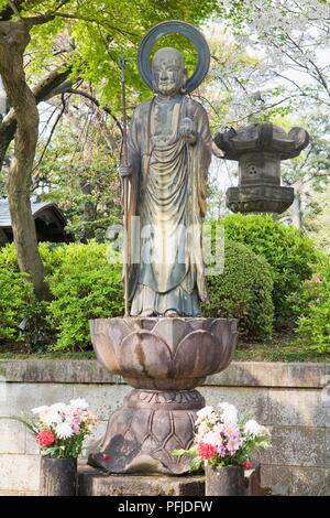 Japan, Tokyo, Bunkyo, Gokoku-ji Temple, statue of a monk in the temple's grounds Stock Photo