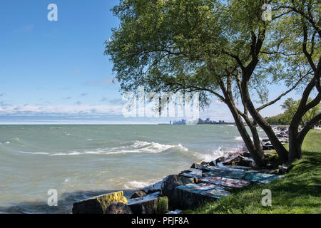 Northwestern University Lakefill in Evanston, Illinois, with a view of Lake Michigan and the Chicago skyline. Stock Photo