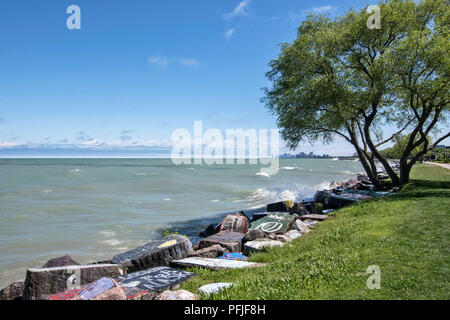 Northwestern University Lakefill in Evanston, Illinois, with a view of Lake Michigan and the Chicago skyline. Stock Photo