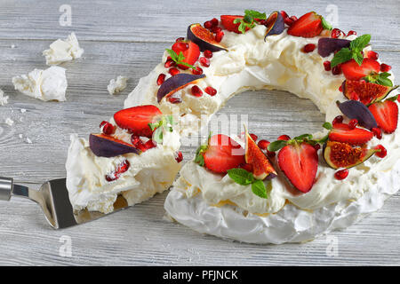 Draft cake with raspberries, meringue and white choco - IKEA