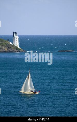 Great Britain, England, Cornwall, St Mawes, sailing boat with lighthouse at St Anthony's Head in the background Stock Photo