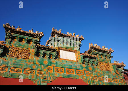 China, Hebei, Chengde, Xumifushou Miao (Temple of Happiness and Longevity), rooftop carvings and tiles Stock Photo