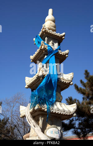 China, Hebei, Chengde, Xumifushou Miao (Temple of Happiness and Longevity), pagoda-shaped shrine adorned with prayer flags Stock Photo