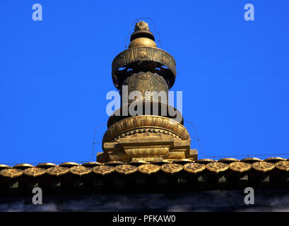 China, Hebei, Chengde, Xumifushou Miao (Temple of Happiness and Longevity), stupa on rooftop Stock Photo