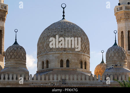 United Arab Emirates, Dubai, traditional Anatolian-style central dome, flanked by two smaller domes, atop Jumeirah Mosque = Jumeirah Mosque, Dubai, minaret, dome, religion Stock Photo