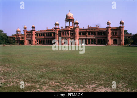 India, Agra, St John's College, red sandstone building with small white domes, cross on central dome, porticoed facade, founded by Church Missionary Society, car parked outside, large lawn in foreground. Stock Photo