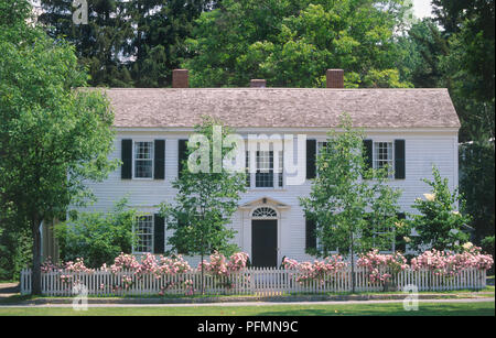 USA, New England, Vermont, Woodstock, house showing clapboard facade and white picket fence Stock Photo