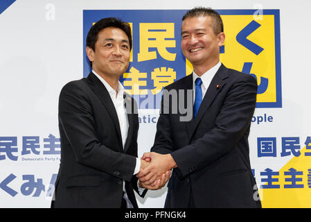 (L to R) Japanese politicians Yuichiro Tamaki and Keisuke Tsumura, both candidates for their party's leadership, shake hands during a news conference at the Democratic Party For the People's headquarters on August 22, 2018, Tokyo, Japan. Tamaki and Tsumura announced their candidacy for the leadership contest of Japan's second-largest opposition party, which election is held in early September. Credit: Rodrigo Reyes Marin/AFLO/Alamy Live News Stock Photo
