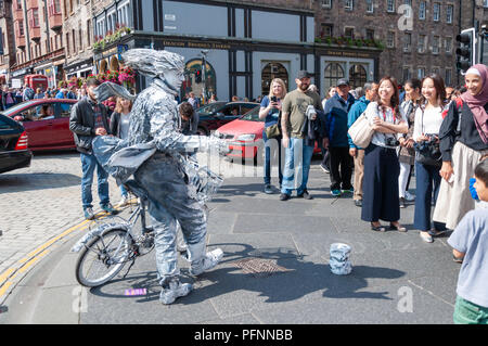 Edinburgh, Scotland, UK. 22nd August, 2018. A man dressed as a living statue performs on the Royal Mile during the last week of the Edinburgh Fringe Festival. Credit: Skully/Alamy Live News Stock Photo