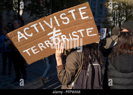 New York City, USA.  11th November, 2015:  A Woman holds up a sign in French during the global climate change march in New York City, USA. Stock Photo