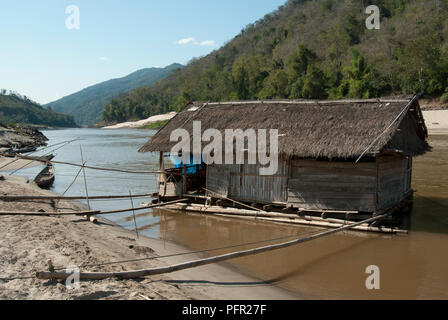 Laos, Northern Laos, Mekong River, typical Lao Loum fishing shack at Ban Baw village, between Luang Prabang and Pakbeng Stock Photo