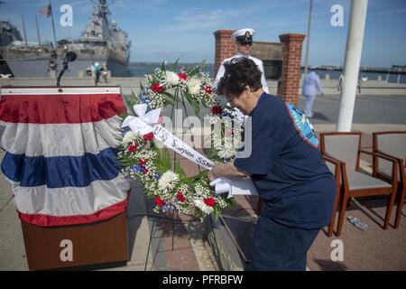 NORFOLK (May 26, 2018) Donna Neal, whose brother David Huckelberry was aboard USS Scoprion (SSN 589) at the time of her loss, decorates a wreath during a memorial ceremony in honor of Scoprion Sailors who were lost at sea 50 years ago. Held at the Scorpion Memorial on Naval Station Norfolk, the ceremony was attended by over 500 family members, friends and Shipmates of the 99 crewmembers lost. Speakers for the event were Chief of Naval Operations, Admiral John Richardson; Captain (retired) Bill Richardson, CNO’s father and former Scorpion crewmember; Vice Admiral Joe Tofalo, Commander, Submarin Stock Photo