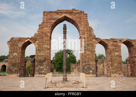 Iron pillar, Qutb Complex, Mehrauli Archaeological Park, Delhi, Uttar ...