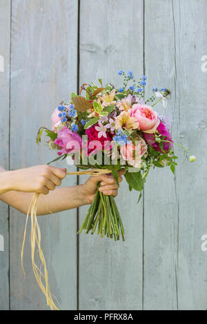 How to make a hand-tied bouquet Stock Photo