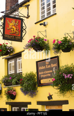 UK, Cornwall, Padstow, Lanadwell Street, Golden Lion Hotel, sign and hanging baskets Stock Photo