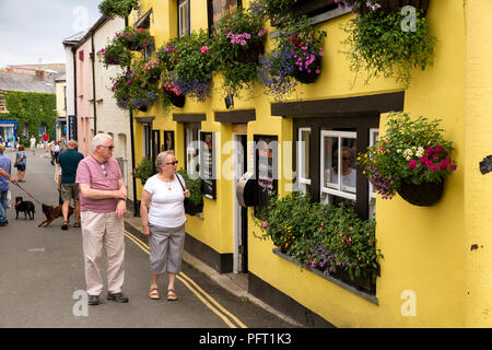 UK, Cornwall, Padstow, Lanadwell Street visitors outside Golden Lion Hotel Stock Photo