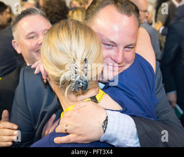 SNP Candidate Chris Stephens wins the Glasgow South seat with wife Aileen Colleran, UK Parliamentary Elections, Emirates Arena, Glasgow, 9th June 2017 Stock Photo